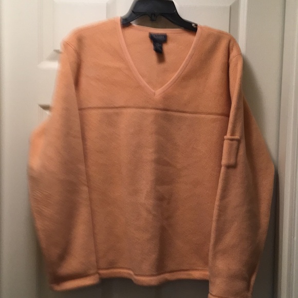 Slight used Van Heusen v-Neck fleece - Picture 4 of 5